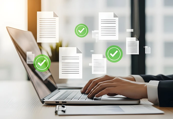 pormenor de mãos sobre teclado de computador, e icons de documentos