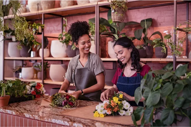 2 senhoras a fazer bouquets em loja de flores