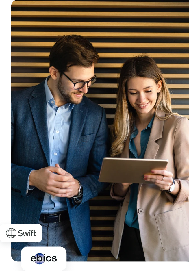 Dois profissionais analisam informação num tablet num ambiente corporativo moderno