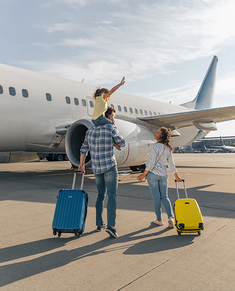 casal com filha, a embarcar num avião