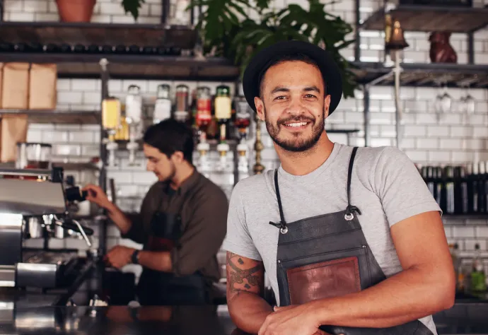 2 baristas num café