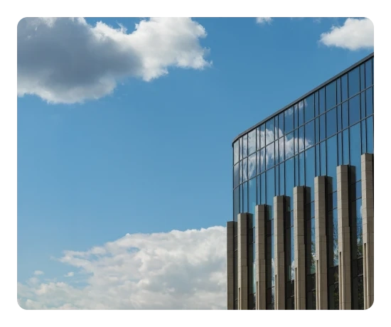 Imagem de um prédio com o céu como fundo