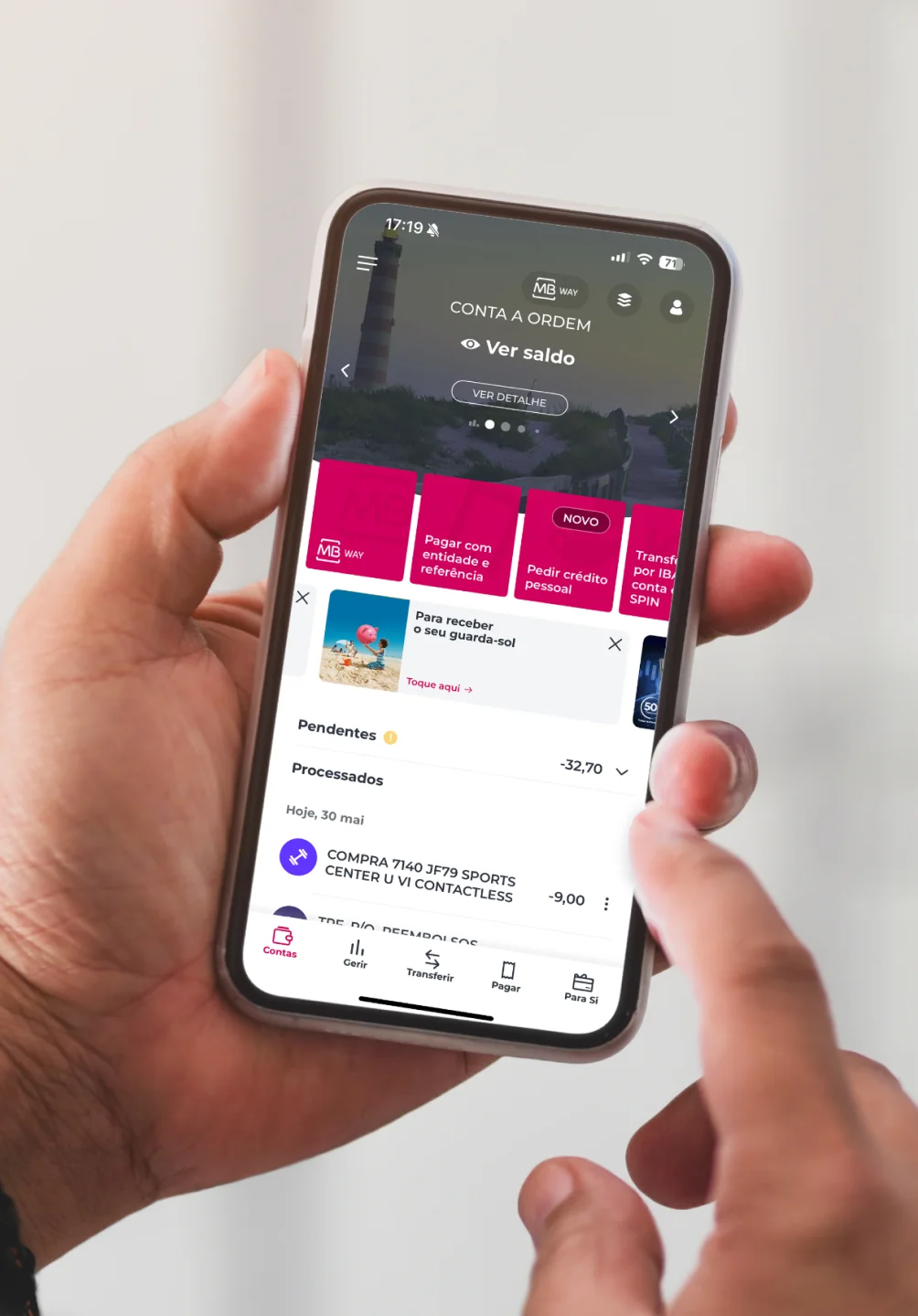 Mãos a utilizarem a App Millennium num telemóvel