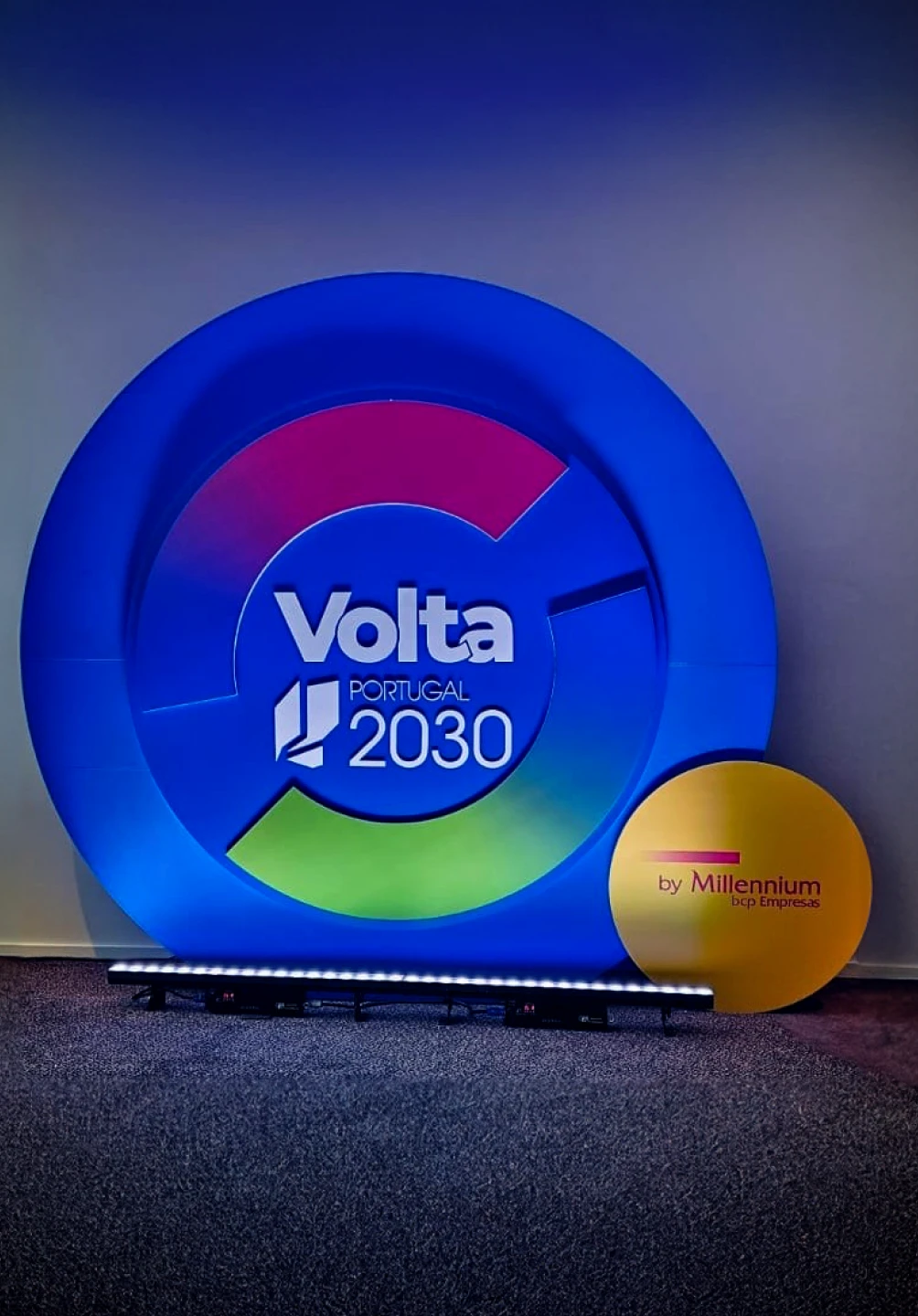 Cenário com o Logotipo "Volta Portugal 2030" by Millennium Empresas