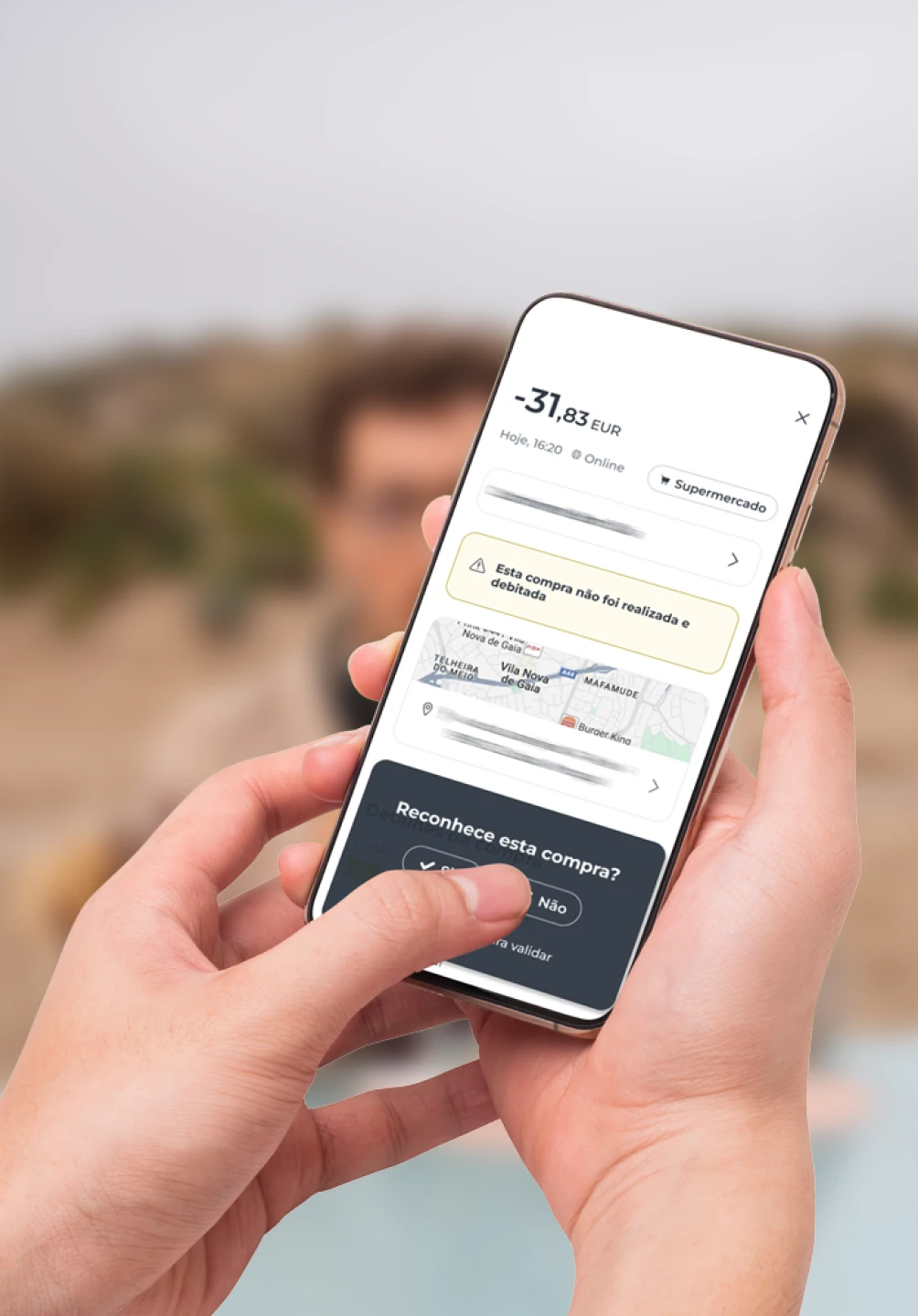 Telemóvel com ecrã da App Millennium relativamente a uma compra que parece suspeita e que, por isso, não foi realizada e debitada