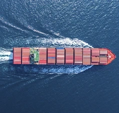 Vista aérea de um navio porta-contentores a navegar no oceano