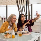 Mariana e D. Fernanda na esplanada a tirar uma selfie