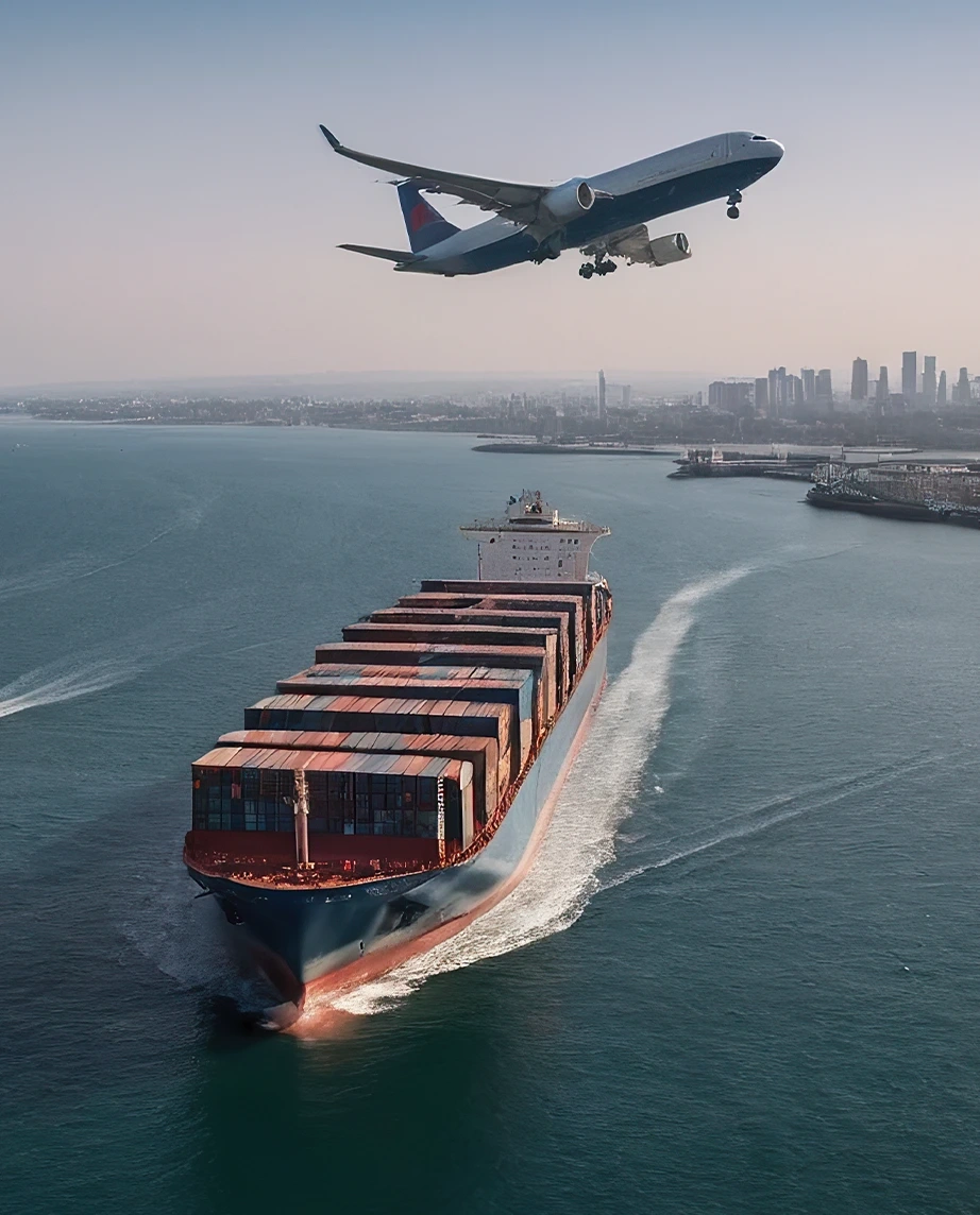Navio porta-contentores a navegar com avião a sobrevoar uma cidade costeira