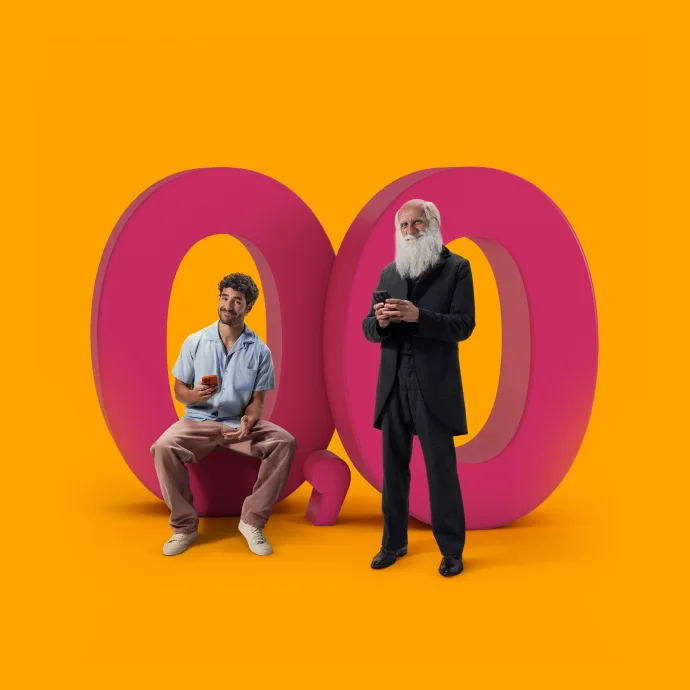 José Condessa, com um telemóvel na mão, e o 'Charles Darwin' (ator) ao seu lado também a segurar um telemóvel