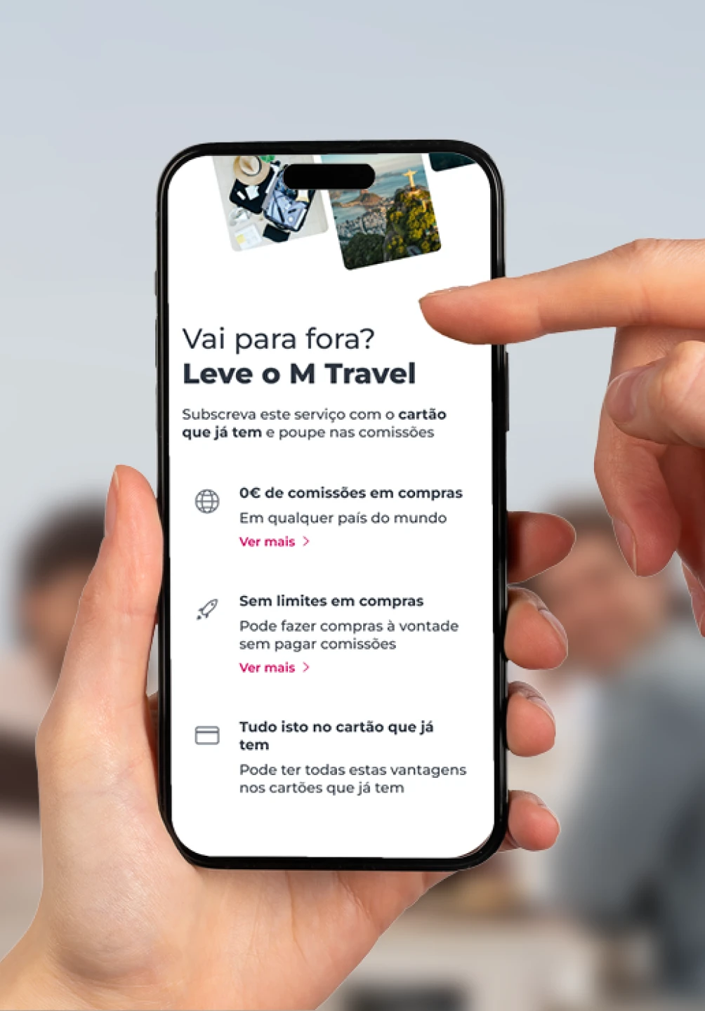 Mão a segurar um smartphone que mostra o ecrã da App Millennium com as características do serviço M Travel
