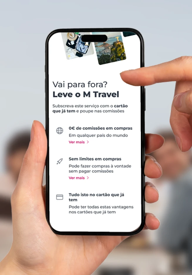 Mão a segurar um smartphone que mostra o ecrã da App Millennium com as características do serviço M Travel