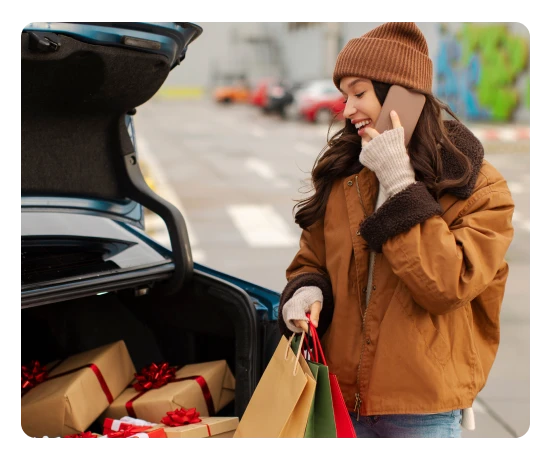 Menina a colocar compras do supermercado no carro
