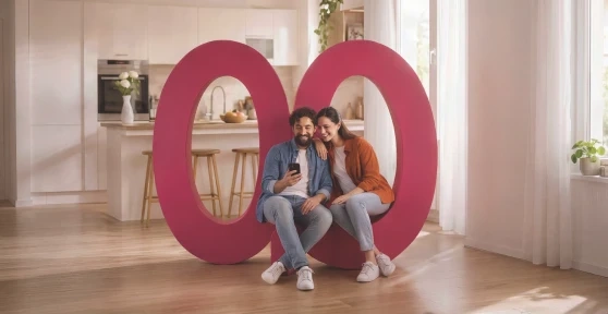 Casal sentado no logótipo do Millennium na sala de uma casa moderna