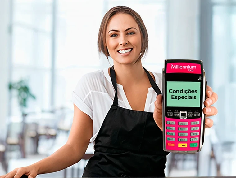 senhora sorridente, com avental, a segurar um TPA Millennium com texto "Condições Especiais"