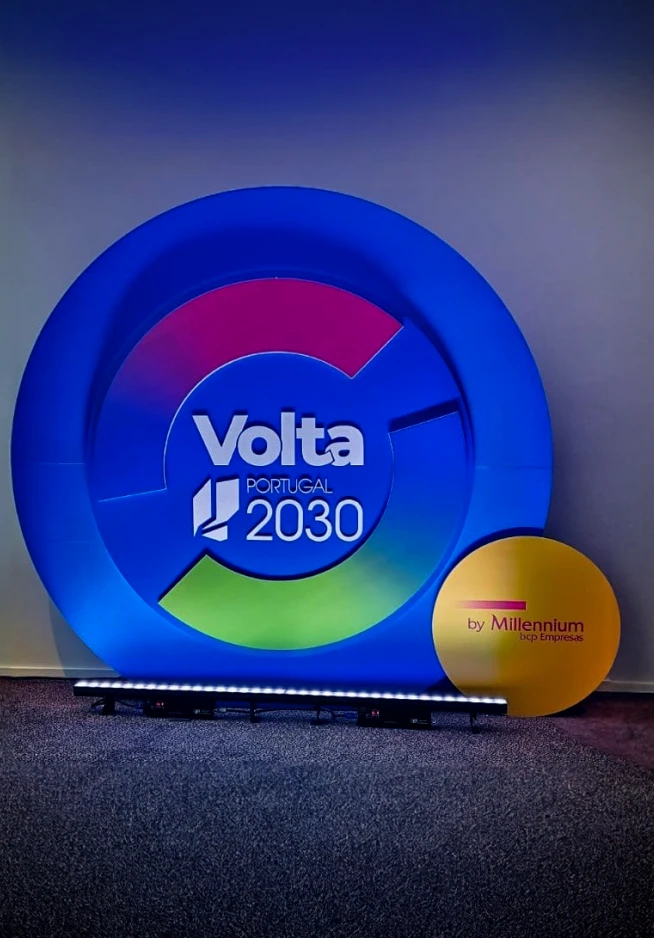 Cenário com o Logotipo "Volta Portugal 2030" by Millennium Empresas
